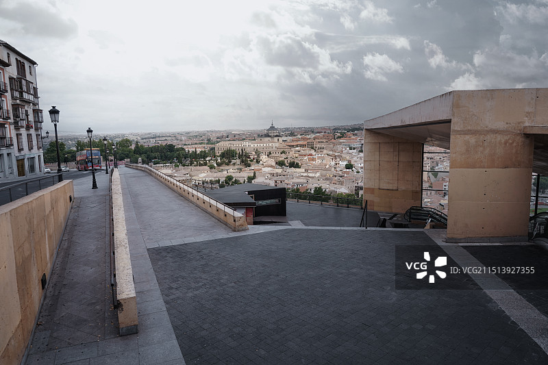 黄昏下的西班牙城市全景图片素材