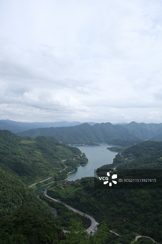 雪窦山山顶俯瞰山下湖面视角图片素材