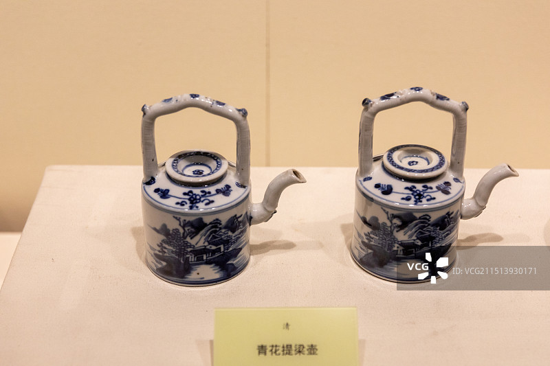 泰州博物馆青花提梁壶 清代图片素材