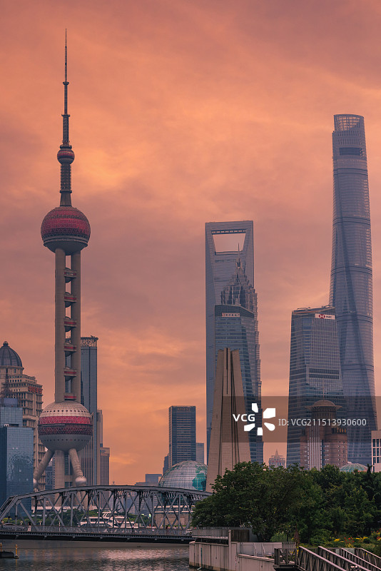 上海外滩三件套，陆家嘴城市天际线图片素材