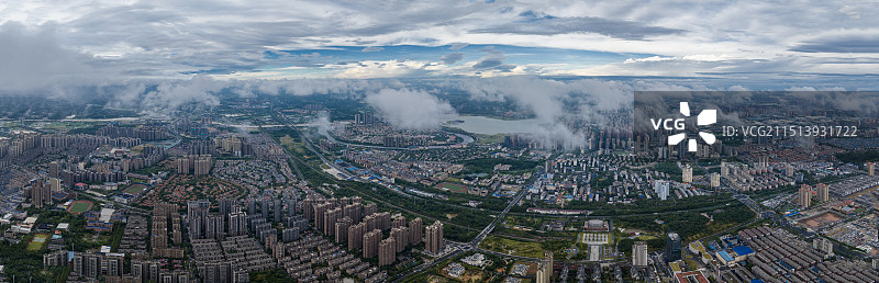 暴风雨过境刷新城市天际线图片素材