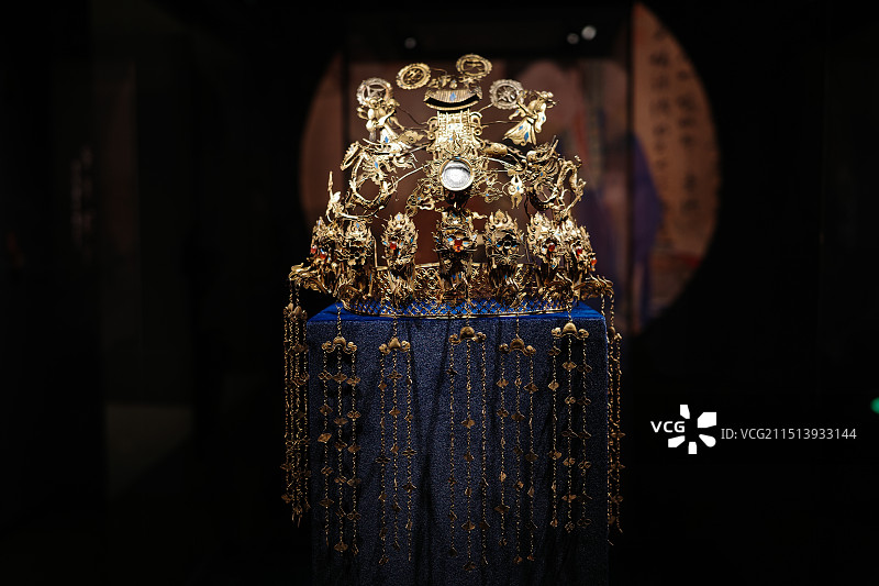 鎏金点翠嵌宝诰命龙风冠图片素材