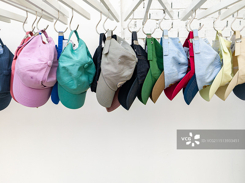 挂在货架上的帽子图片素材