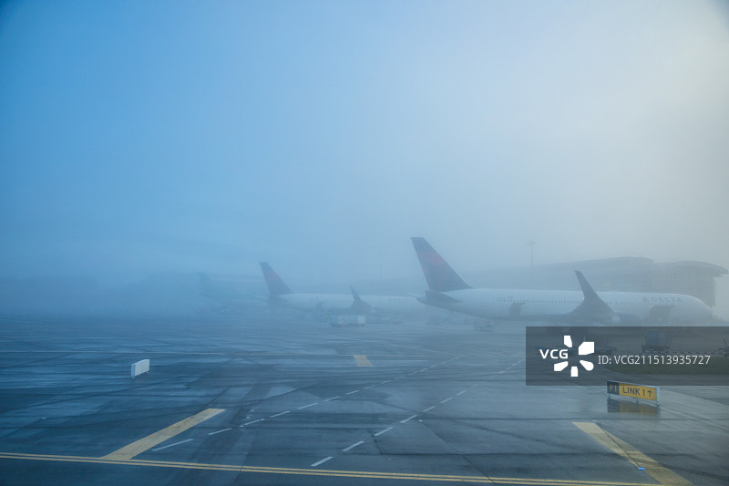 爱尔兰都柏林国际机场-机场内的飞机图片素材