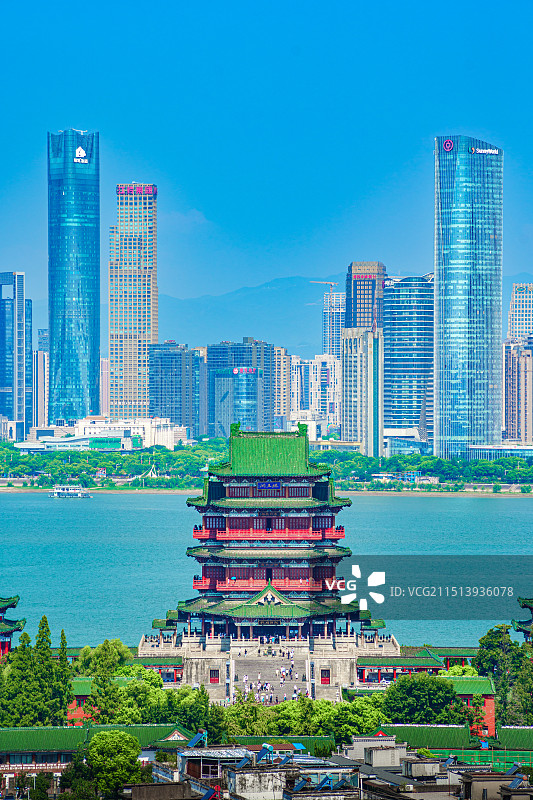 江西南昌滕王阁与红谷滩CBD城市天际线图片素材