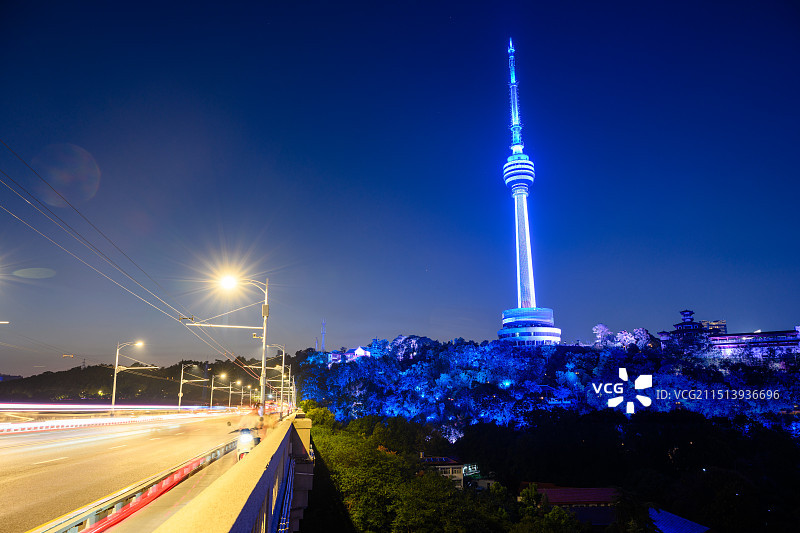 武汉长江大桥车流和龟山电视塔夜景图片素材