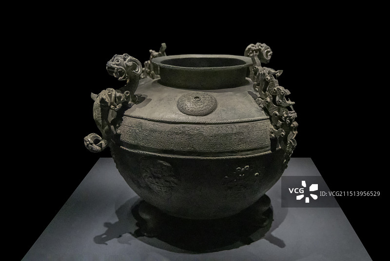 山东博物馆“山东古代文明精粹”展：铜浴缶【春秋，枣庄市峄城区徐楼村墓地出土，枣庄市博物馆藏】图片素材
