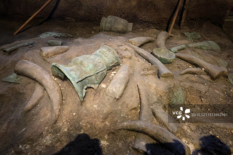 北京大运河博物馆借展的四川广汉三星堆博物馆象牙坑图片素材