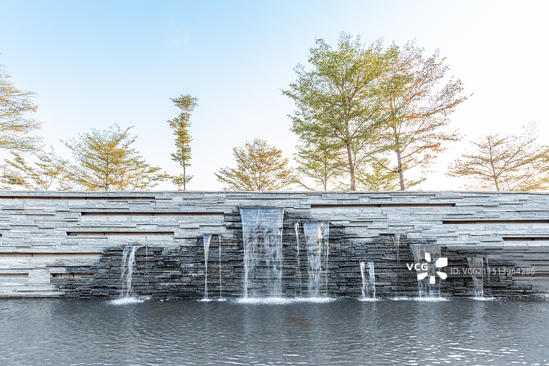 深圳宝安区滨海文化公园瀑布景观图片素材