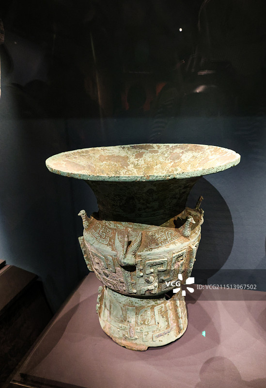 兽面纹青铜尊和铜尊商代三星堆湖南岳阳县北京大运河博物馆探秘古蜀文明三星堆与金沙图片素材