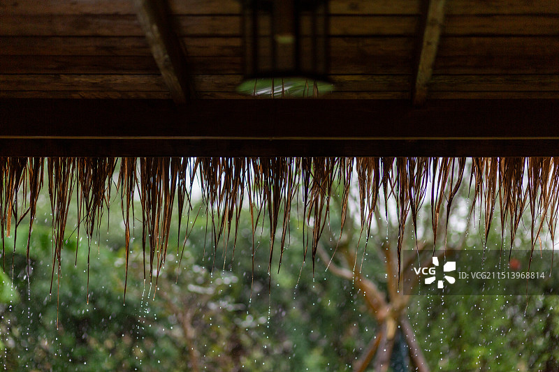 暴雨下的屋檐图片素材
