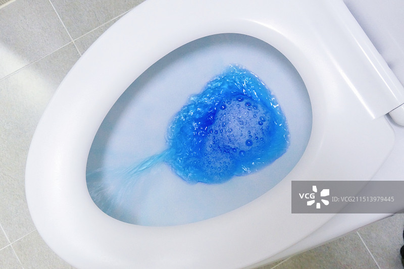 冲水马桶冲水的瞬间图片素材