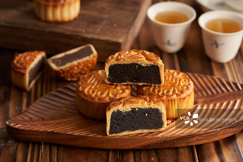 中秋节美食黑芝麻馅月饼图片素材