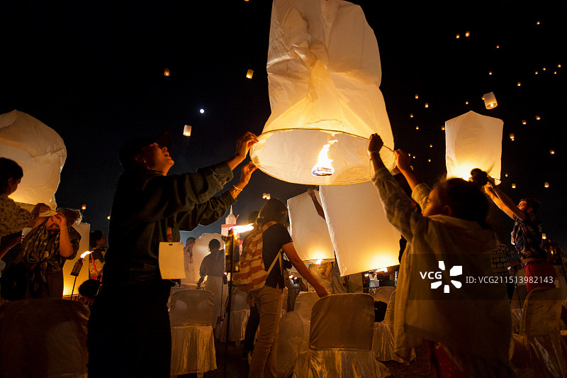 千人在烟花表演时同放孔明灯图片素材