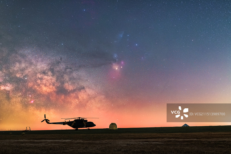 格根塔拉草原星空下的直升机与航天返回舱图片素材