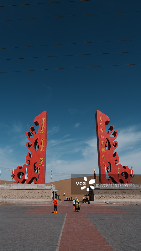 穿越乌兰布和沙漠图片素材