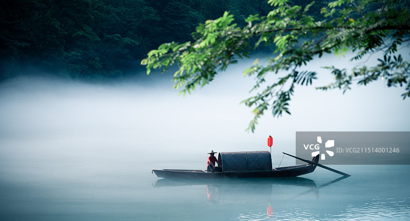 雾中渔人图片素材
