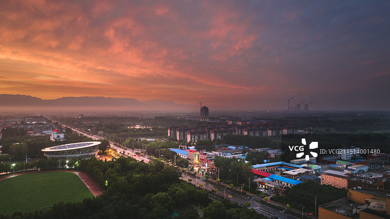 日落时空中鸟瞰城市景色图片素材