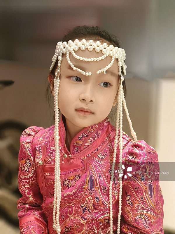 穿着蒙古服的小可爱图片素材