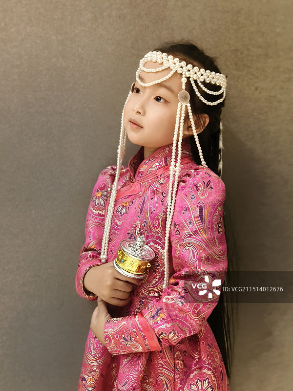 宝贝穿着蒙古服图片素材
