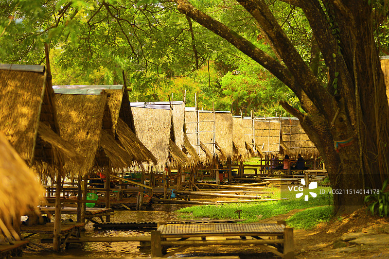 公园里的水上餐厅整齐的排列图片素材