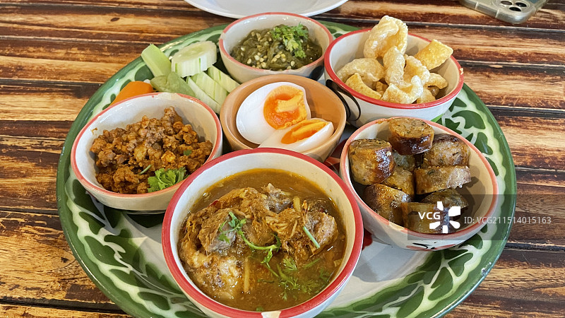 泰国泰北泰餐拼盘食物的高角度视图图片素材