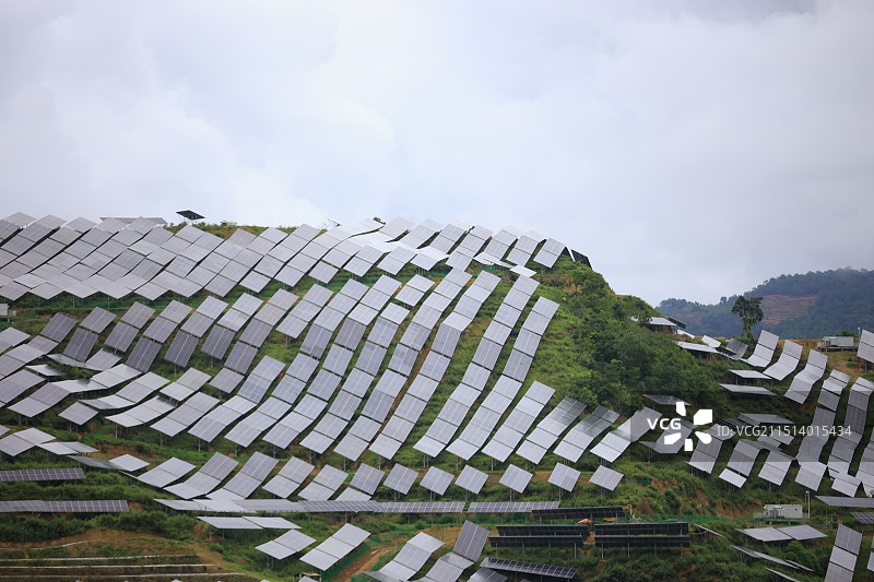 航拍视角下的大规模太阳能集群图片素材