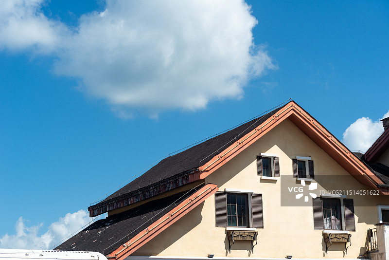 晴朗蓝天下的建筑低角度视图图片素材