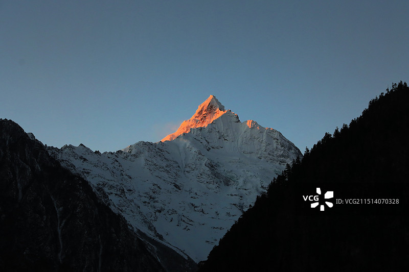 日照金山——梅里雪山仙女峰图片素材