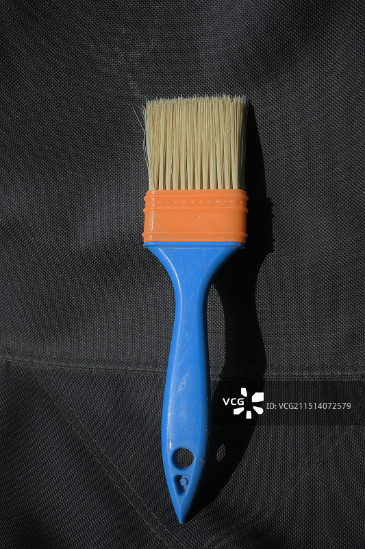 黑色背景下的毛刷图片素材