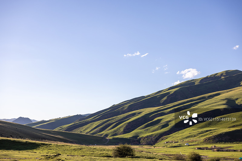 蓝天映衬下的风景，高山，草原图片素材