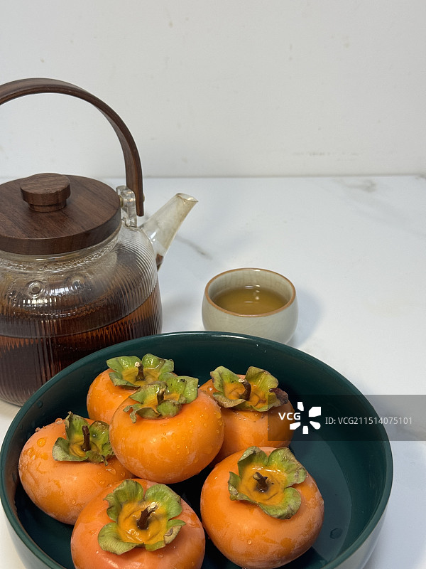 吃柿子喝红茶，中秋节家人团圆红红火火图片素材