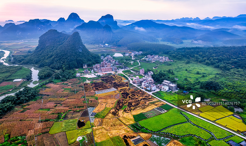 英西峰林晨曦中的山居农田阡陌图片素材