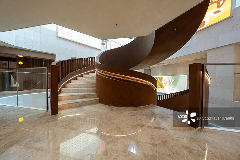 大理石装修效果工业风旋转楼梯图片素材