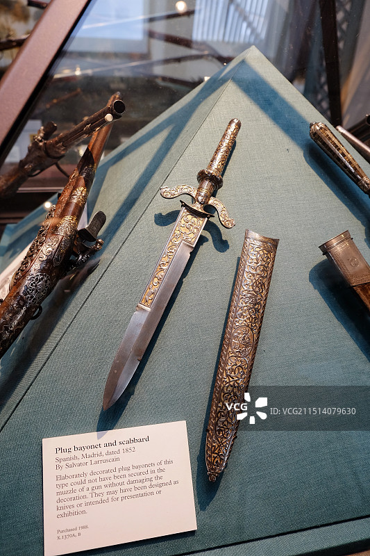 英国利兹皇家军械博物馆短剑与剑鞘展示图片素材