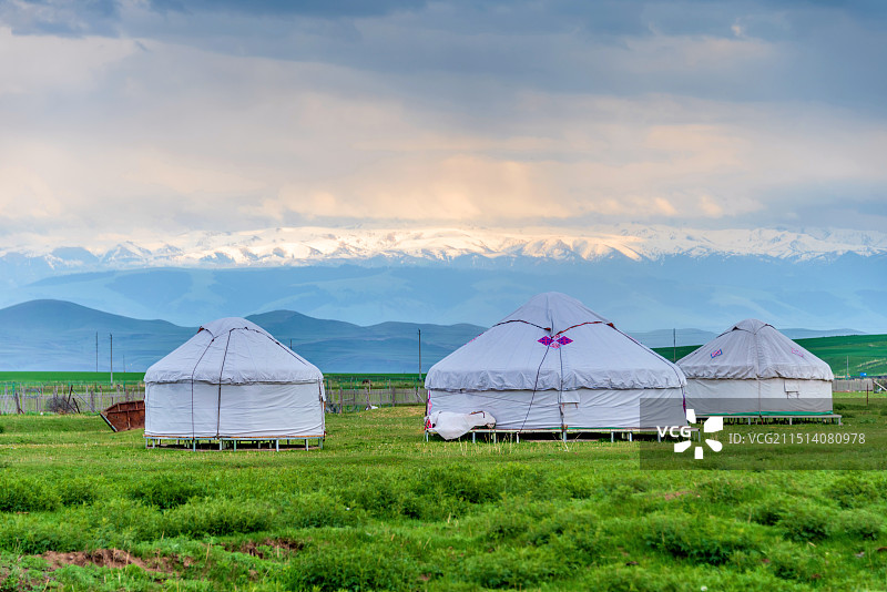 中国新疆伊犁昭苏草原石人景区小洪纳海石人墓图片素材