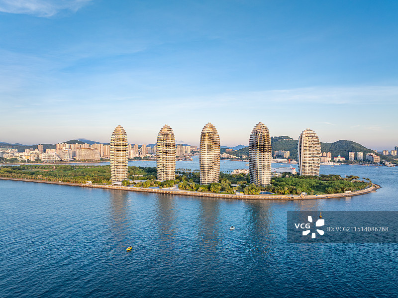 航拍海南三亚市地标建筑三亚湾凤凰岛图片素材