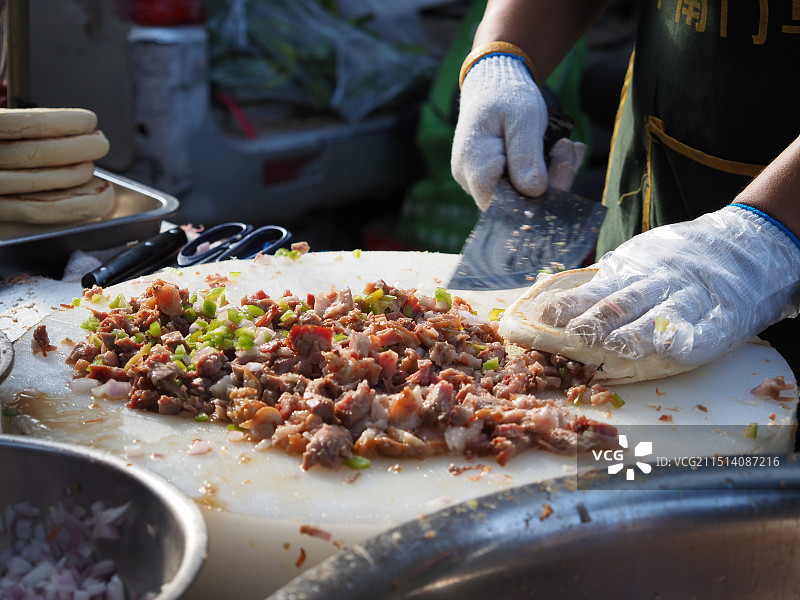 西安美味的肉夹馍及制作过程图片素材