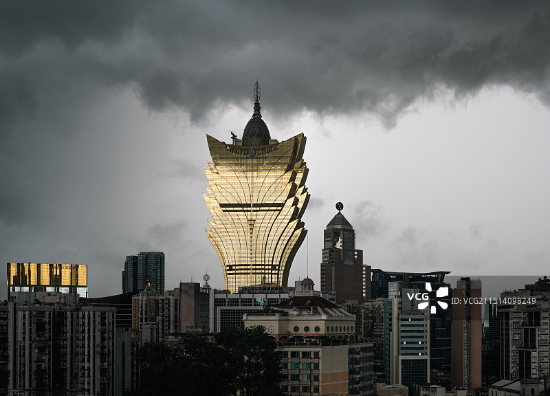 阴天中的金碧辉煌图片素材