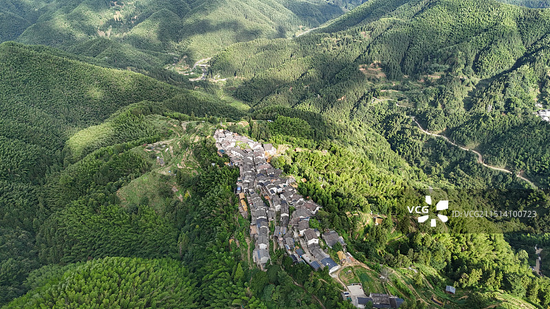 悬崖上的小山村---木梨硔村图片素材