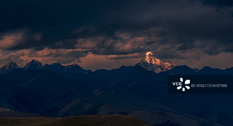 窥见四姑娘山图片素材