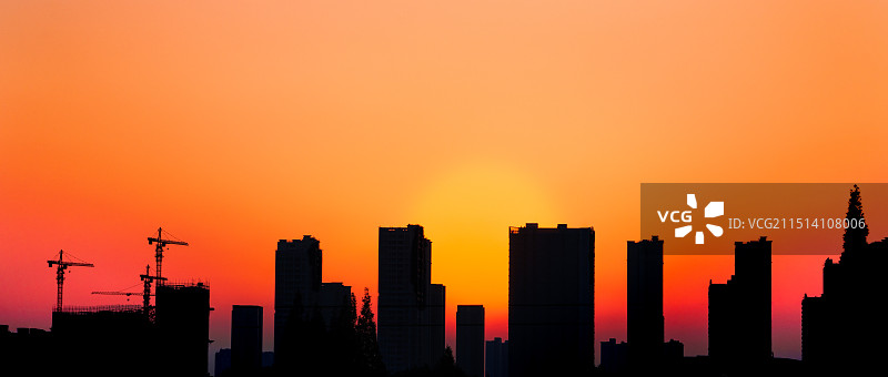 夕阳西下的天空衬托出建筑物的轮廓图片素材