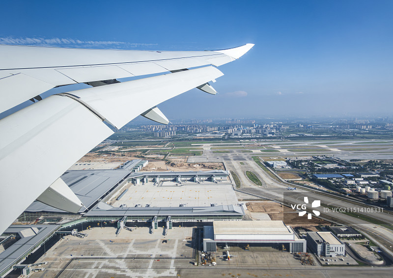 国产客机飞越西安机场新航站楼图片素材