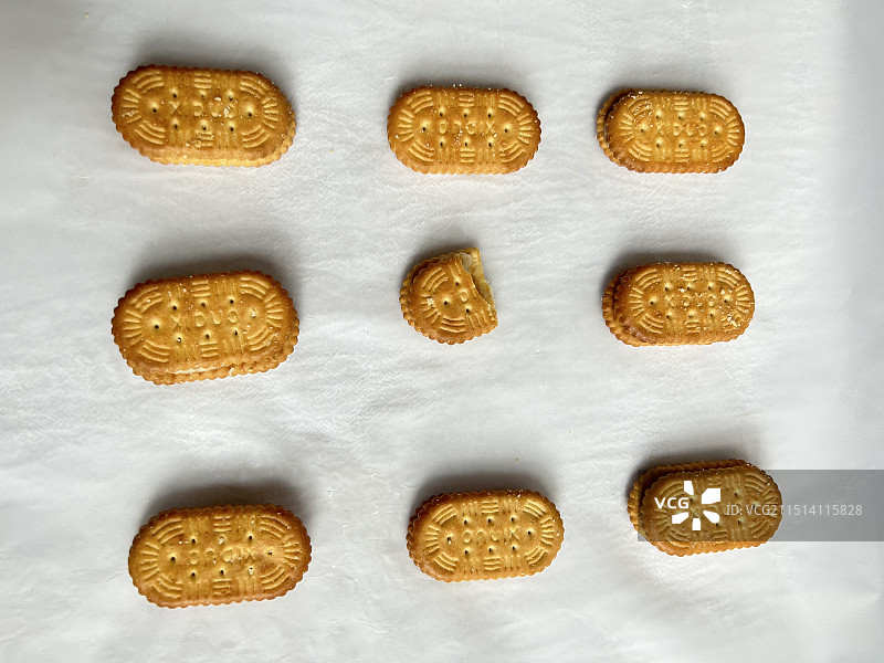 就在桌子上饼干的正上方图片素材