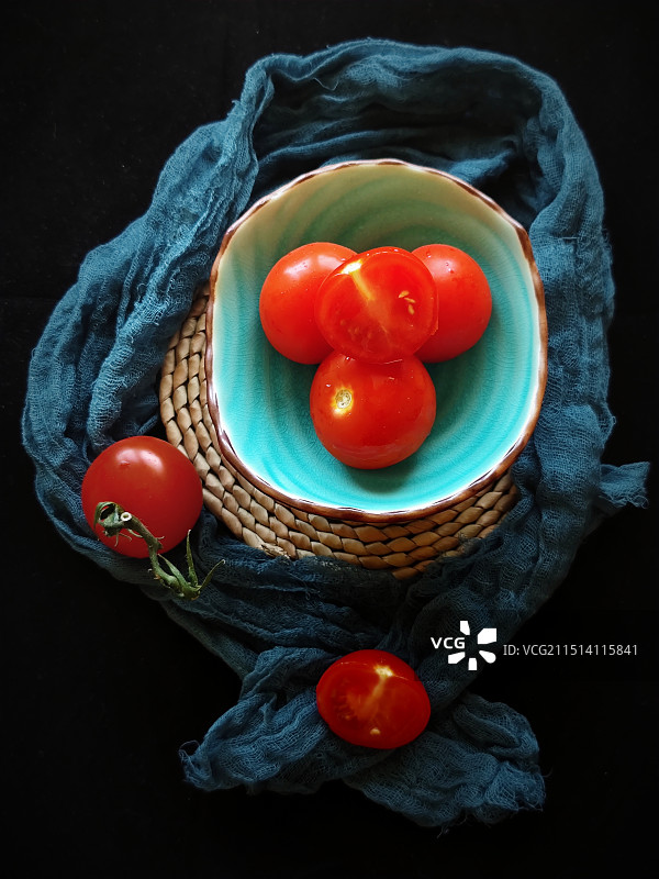 黑色背景下的番茄特写镜头图片素材