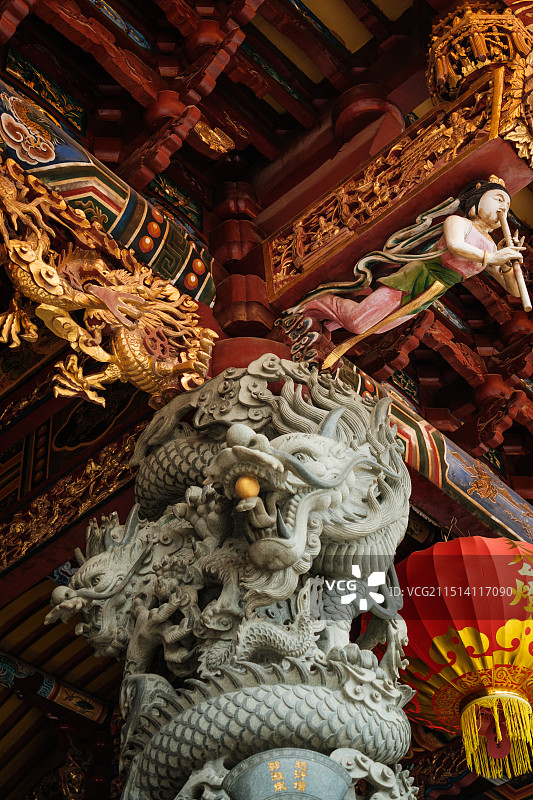 泉州元妙观凌霄殿斗拱上精美雕刻与盘龙石柱图片素材