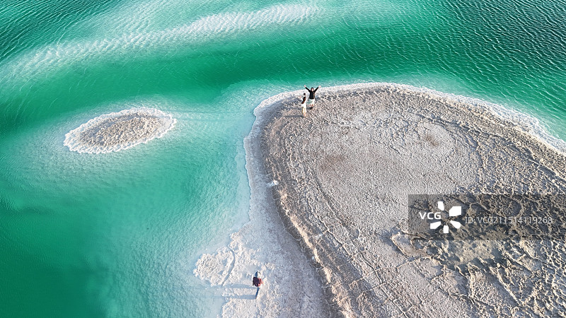 航拍大柴旦翡翠湖俯视图色彩构成感绿色湖图片素材