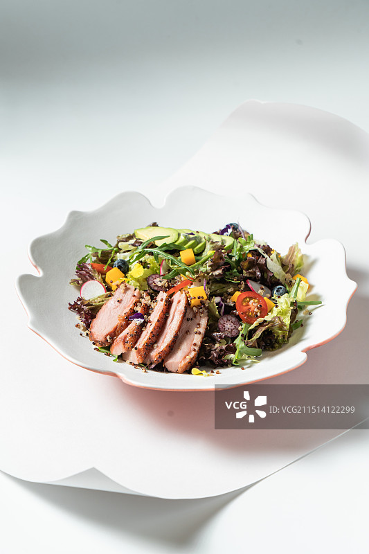 烟熏鸭脯肉蔬菜沙拉图片素材