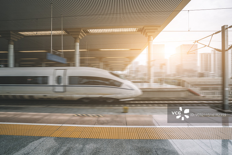 城市高铁列车出行图片素材