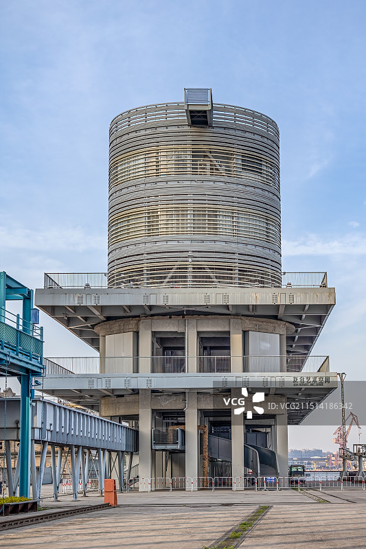 上海市杨浦区杨浦滨江旧工业码头改造灰仓艺术空间外部视角图片素材